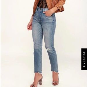 Selling this distressed jeans from Lulus.